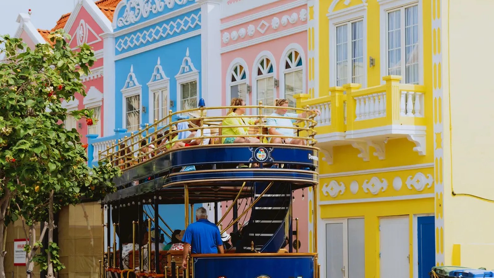 Fachadanan di color na Oranjestad, Aruba, cu e tram dilanti