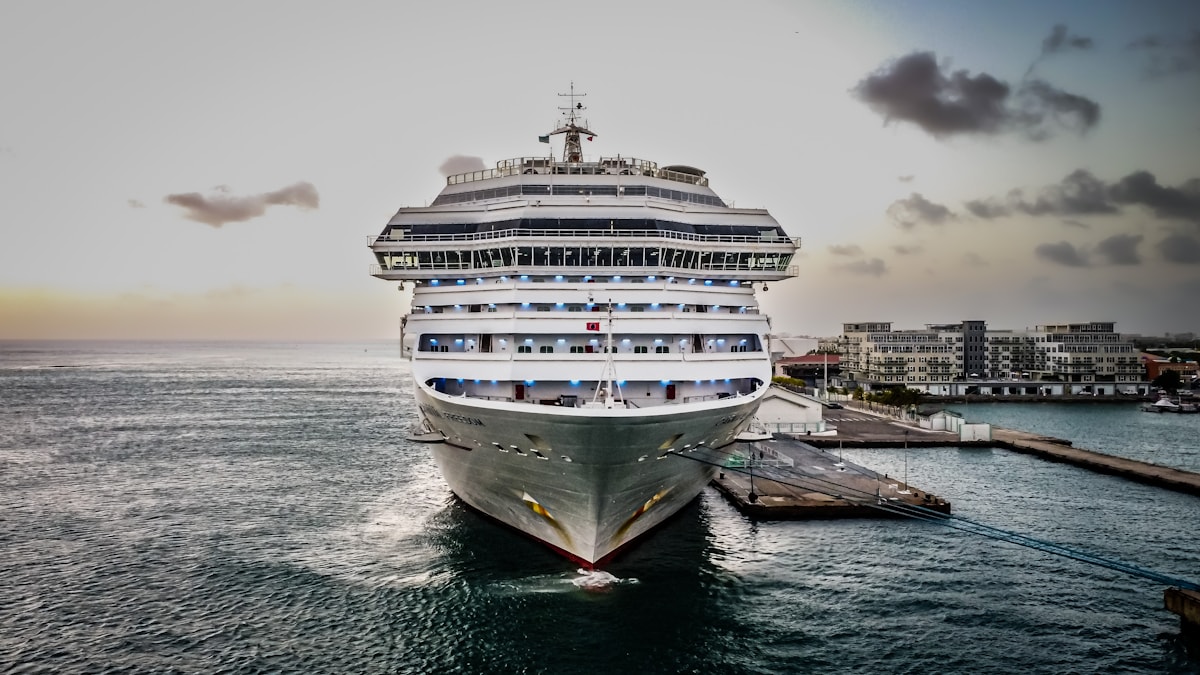 Barco crucero den haf di Oranjestad, Aruba, ora solo ta sali